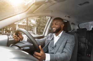 homem ao volante, motorista, carro para empresas. Empresário dirigindo