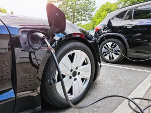 carros elétricos em carregamento
