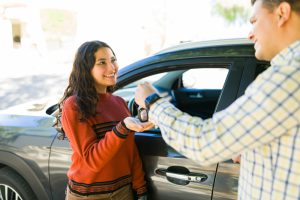 jovem recebe as chaves do primeiro carro, chave do carro