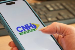 Pessoa acessa a CNH através do celular