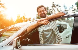 Homem com seu carro, compra