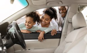 família observa o interior do carro, comprar carro, carro seminovo