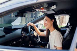 Mulher ao volante, carro seminovo, motorista, compra carro, upgrade