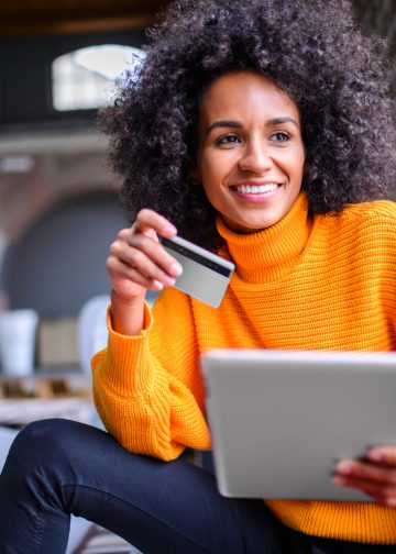 mulher pronta para pagar ipva com cartão de crédito