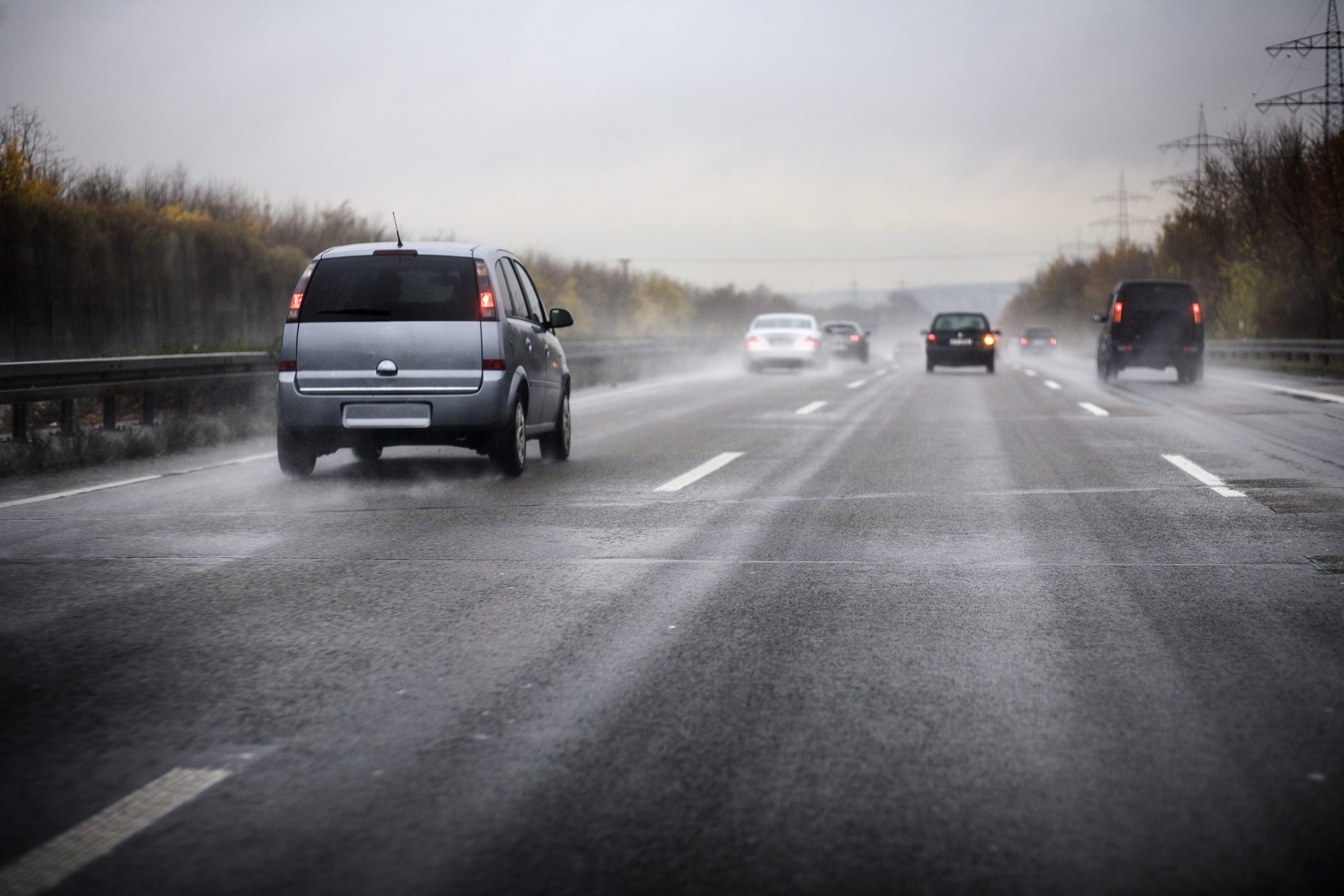 Direção defensiva: como dirigir na chuva?