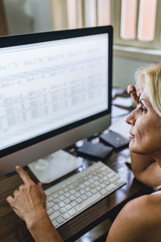 mulher conferindo os documentos