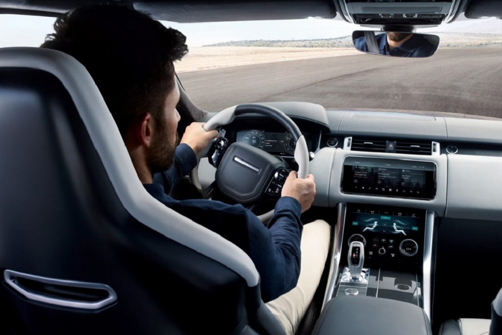 Homem dentro do carro blindado