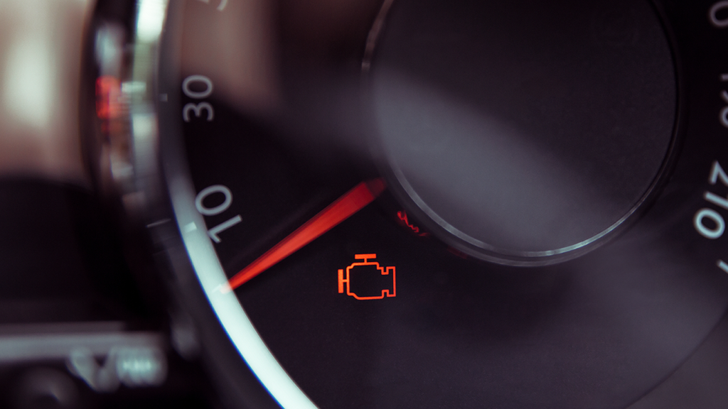 Imagem mostra a luz da injeção acesa no painel do carro.