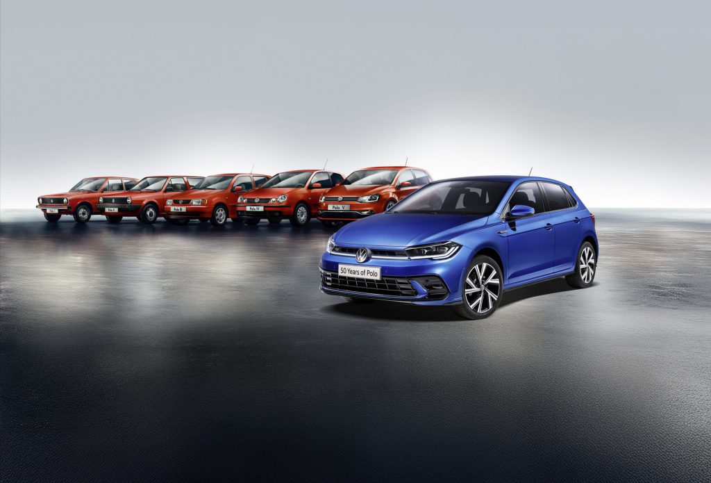 Imagem comparando as gerações do Volkswagen Polo, com destaque para as mudanças no design, faróis, grade frontal e linhas da carroceria ao longo dos anos.