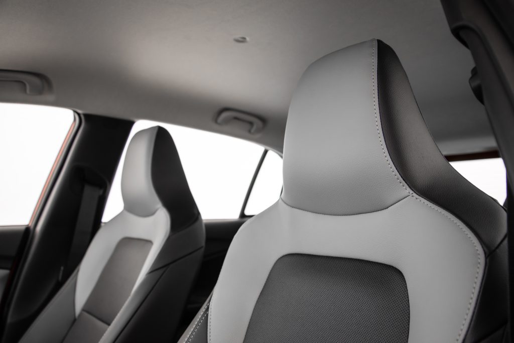 Bancos do Chevrolet Onix em destaque, com acabamento em tecido e formato ergonômico que reforça o conforto interno do hatch.