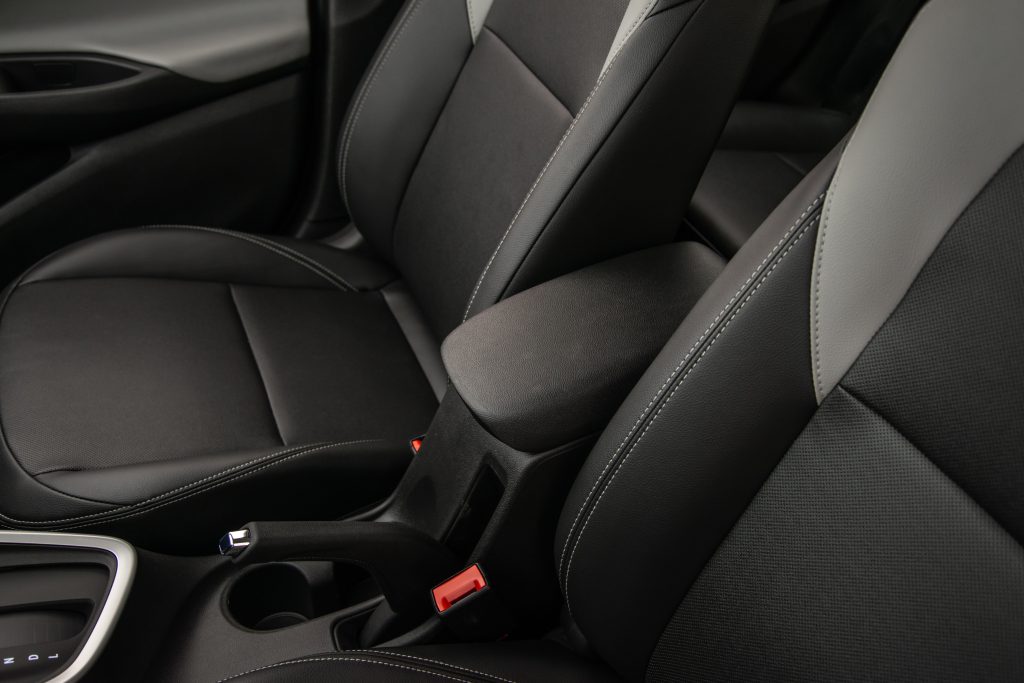Interior do Chevrolet Onix com destaque para o acabamento dos bancos e bom aproveitamento do espaço interno no hatch.