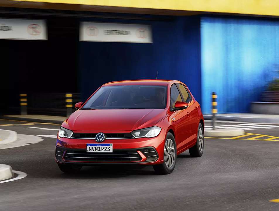 Volkswagen Polo vermelho em movimento na estrada, com destaque para o design esportivo e a fluidez das linhas em alta velocidade.