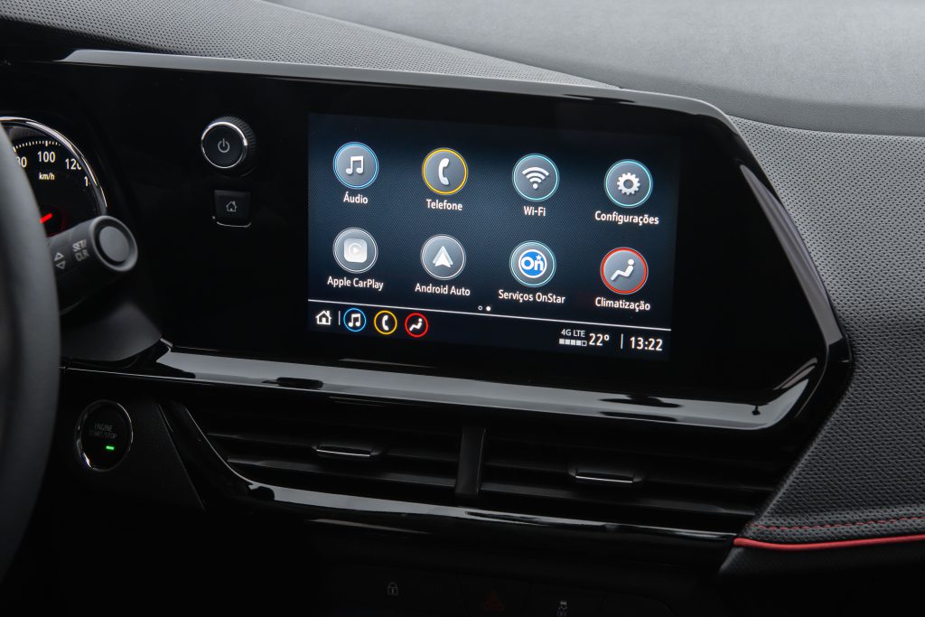 Interior da Chevrolet Montana, detalhe da central multimídia com tela sensível ao toque e conectividade.