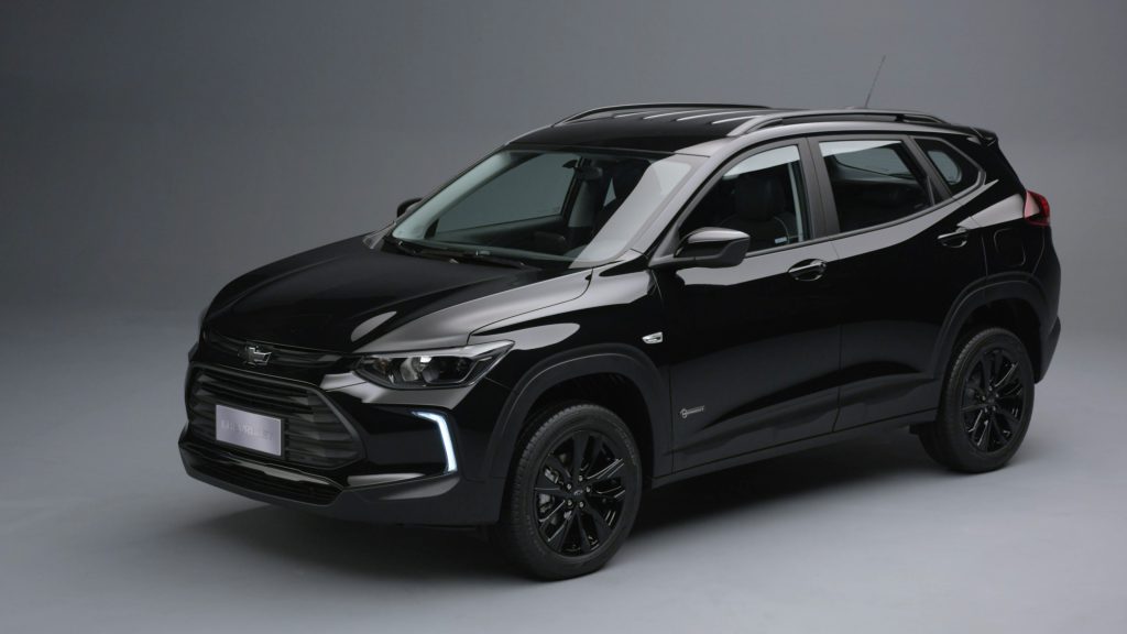 Chevrolet Tracker Midnight 2024 em estúdio, com pintura preta brilhante, rodas escurecidas e detalhes em preto no logotipo e grade frontal, destacando o visual esportivo e sofisticado da versão.