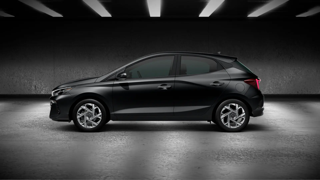 Hyundai HB20 preto visto de perfil, destacando design moderno e linhas laterais do hatch
