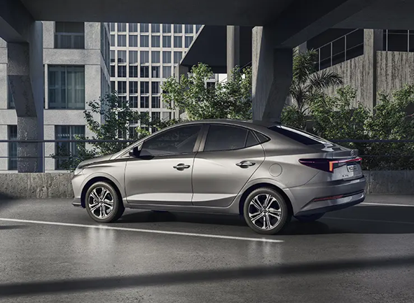 Hyundai HB20S cinza estacionado em ambiente externo, com destaque para o design lateral e traseiro do sedã