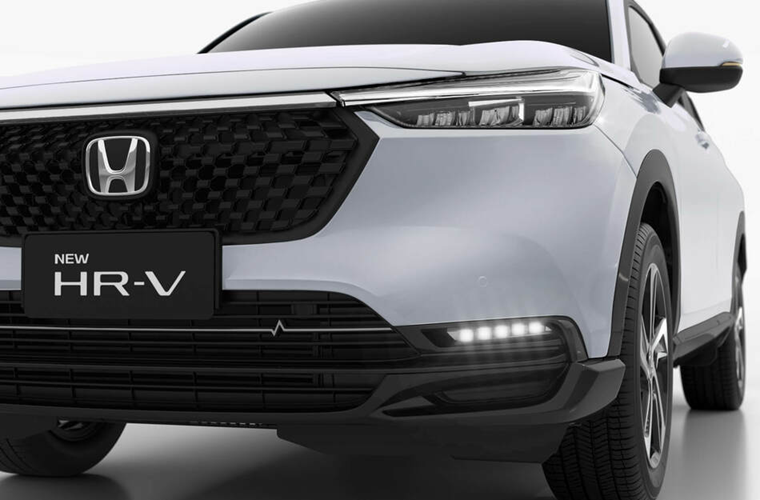 Detalhes frontais do Honda HR-V, com grade marcante, faróis em LED e linhas de design modernas.