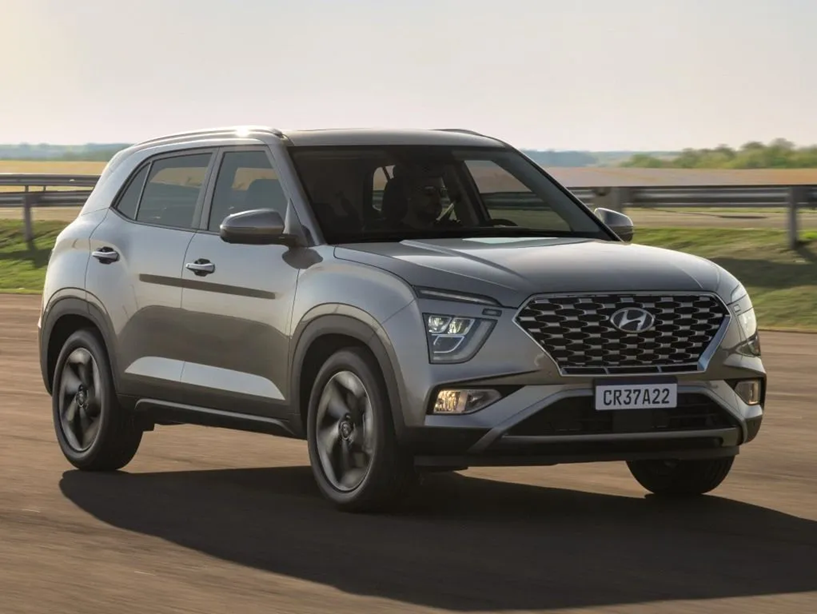 Hyundai Creta cinza em movimento em uma estrada, destacando seu design robusto e moderno