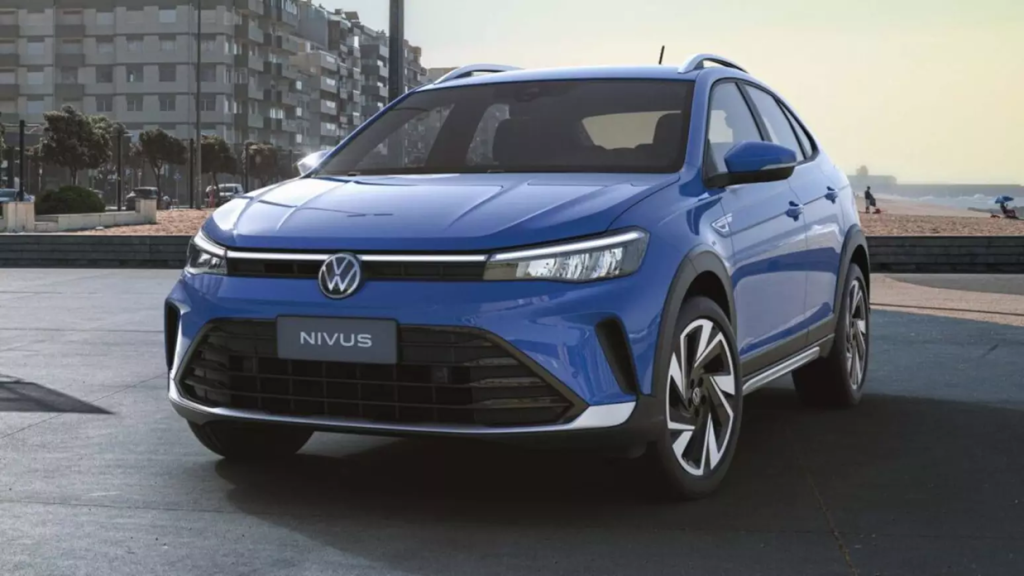 Volkswagen Nivus azul visto de frente, destacando grade, faróis e linhas modernas do SUV cupê