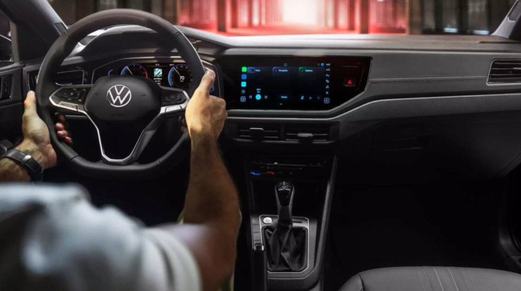 Painel do Volkswagen Nivus com central multimídia VW Play e acabamento moderno
