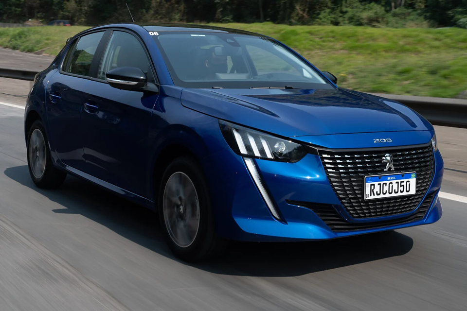 Peugeot 208 em movimento, hatch compacto de design moderno circulando na rua