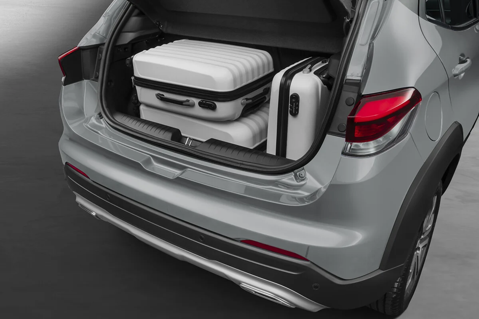 Fiat Pulse cinza com porta-malas aberto, mostrando a capacidade de bagagem do SUV compacto