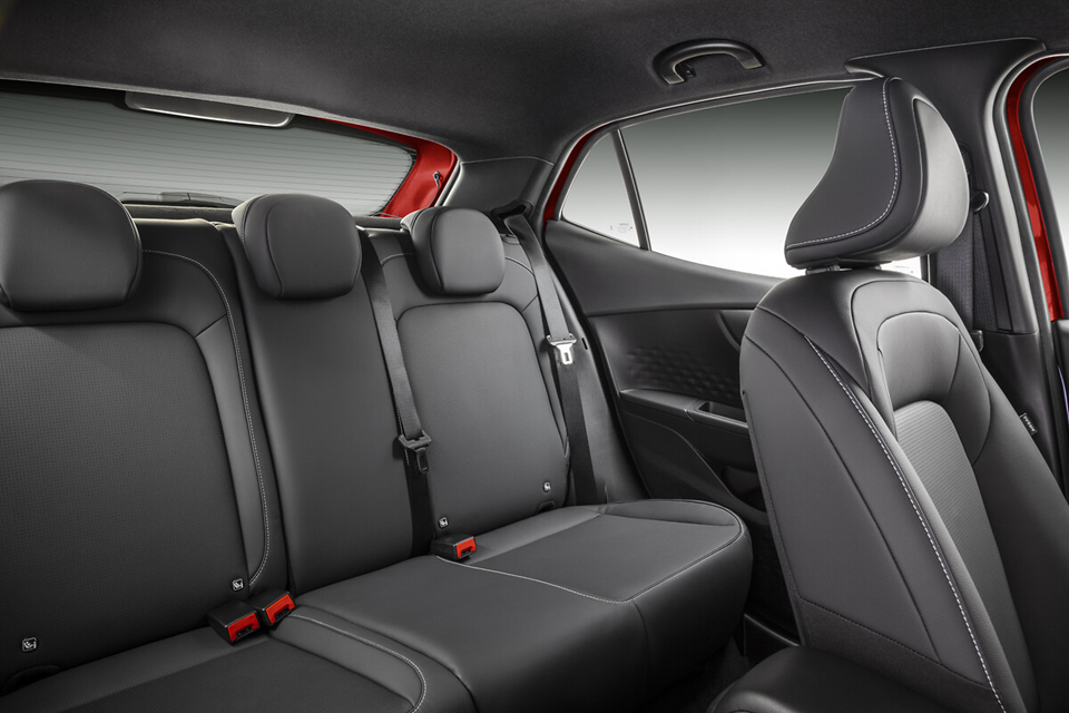 Bancos traseiros do Fiat Pulse, com destaque para o espaço interno e acabamento do SUV compacto.