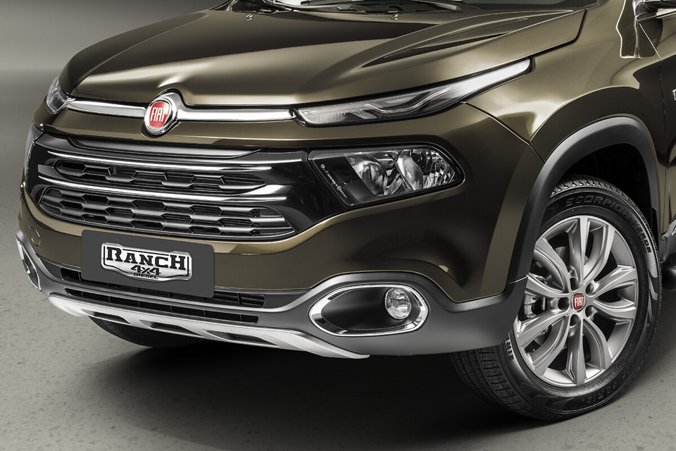Fiat Toro Ranch vista de frente, com grade cromada, faróis full LED e rodas diamantadas em destaque.
