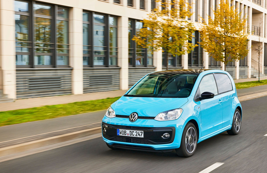 Volkswagen up azul claro 2021 em movimento, hatch compacto circulando na rua