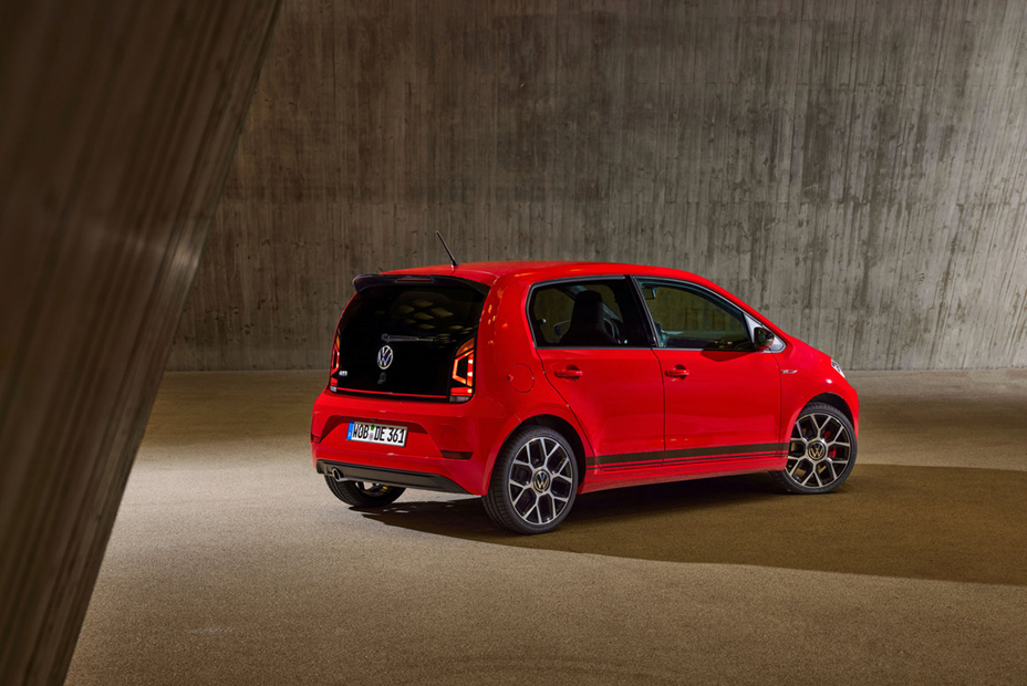 Volkswagen up vermelho 2021 parado, vista traseira do hatch compacto