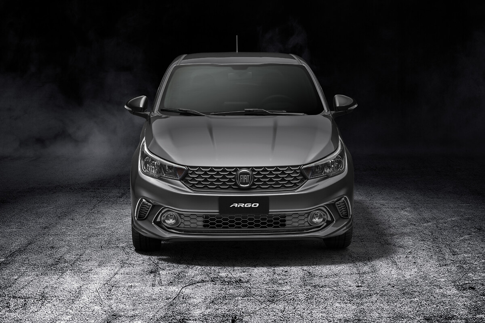 Fiat Argo cinza visto de frente em estúdio, com iluminação destacando os detalhes do design