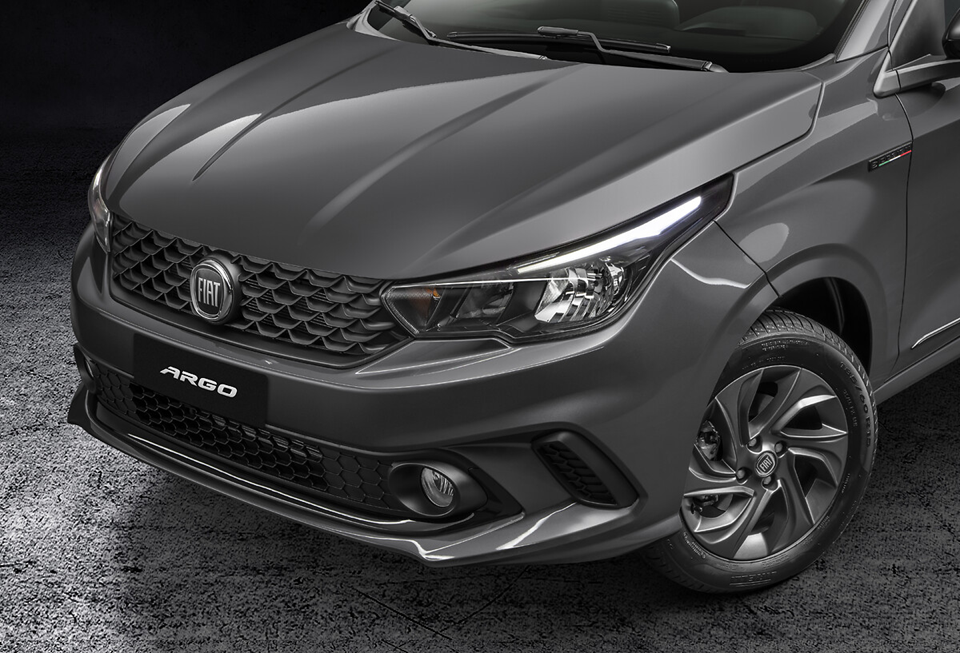 Fiat Argo HGT preto
 visto de frente, estacionado em ambiente fechado com iluminação de estúdio
