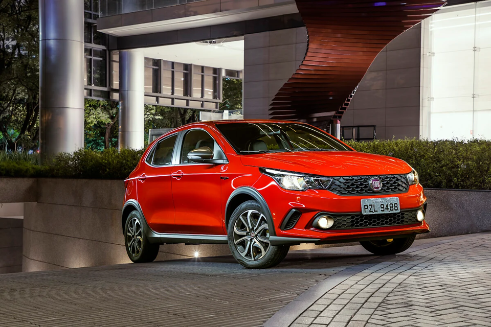 Fiat Argo vermelho subindo uma rampa, evidenciando a versatilidade do hatch compacto