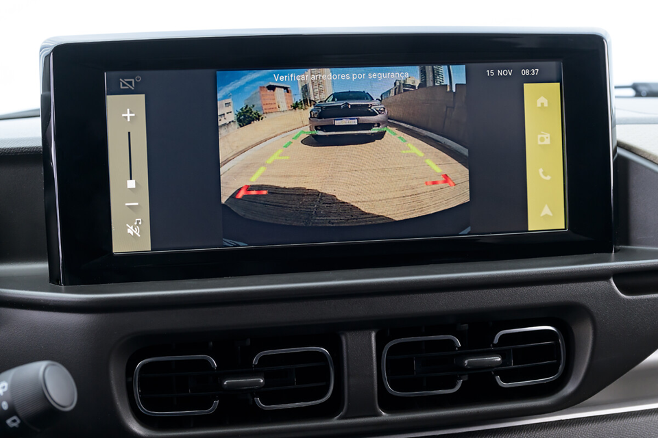 Visor da central multimídia do Citroën C3 exibindo imagem da câmera de ré com linhas-guia para auxiliar o estacionamento.