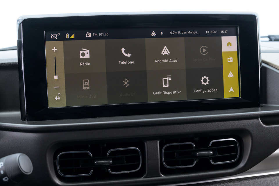 Central multimídia do Citroën C3 com tela de 10 polegadas exibindo interface moderna e conectividade com Android Auto e Apple CarPlay sem fio.
