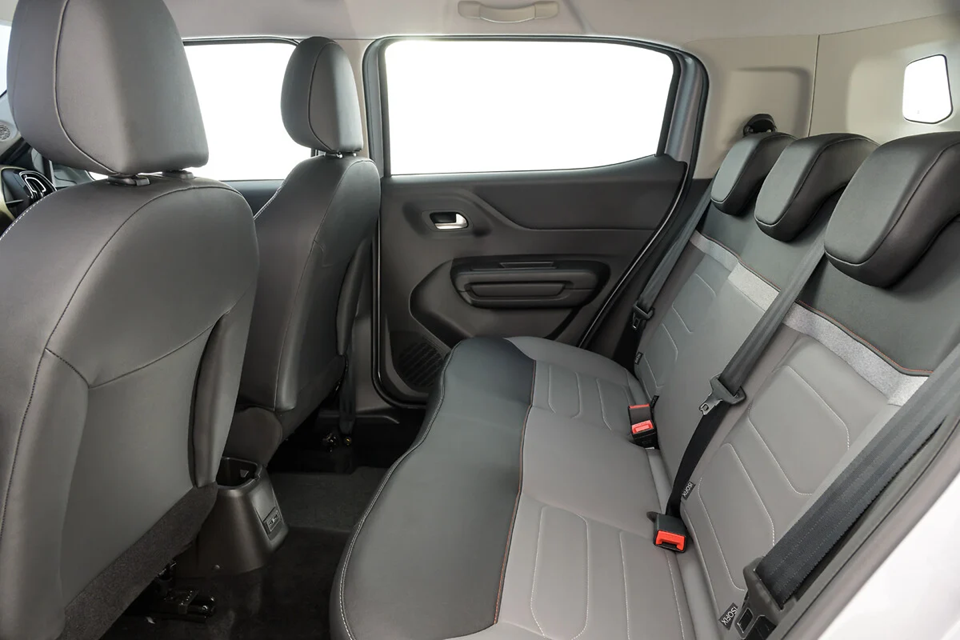 Interior do Citroën C3 mostrando amplo espaço interno, com bancos confortáveis e bom aproveitamento para passageiros e bagagens.