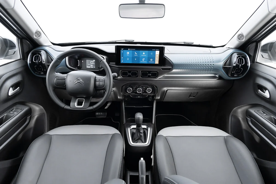 Painel do Citroën C3 com central multimídia de 10 polegadas, volante multifuncional e acabamento interno em destaque.