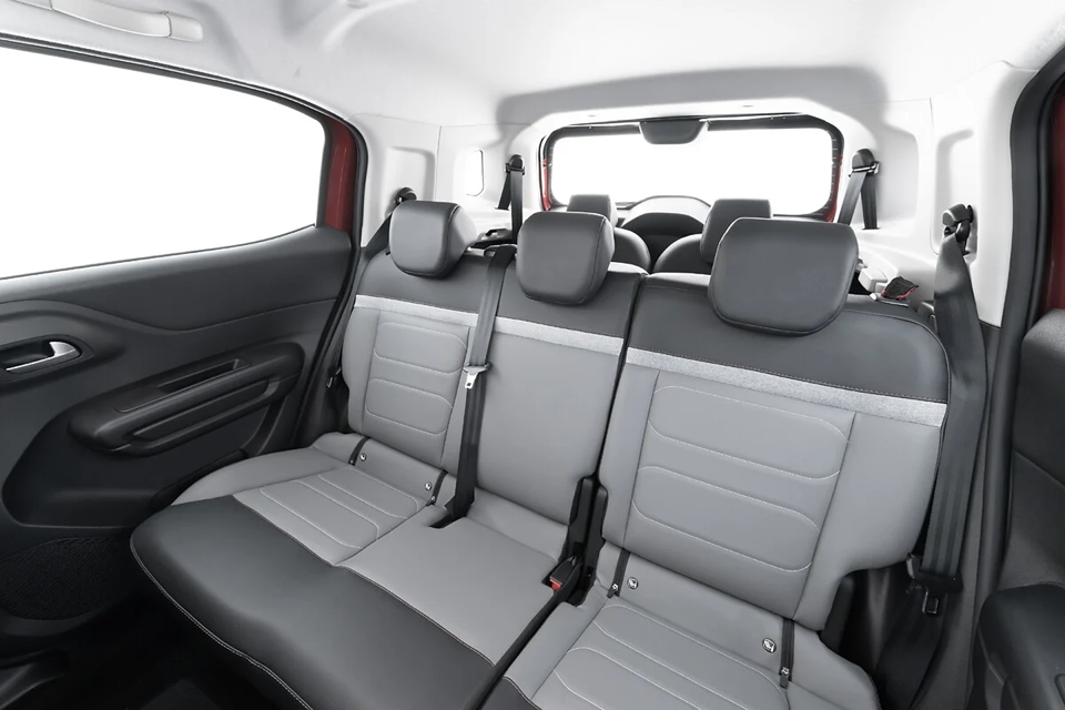 Interior do Citroën C3, mostrando painel, bancos e acabamento interno com detalhes modernos e organizados.