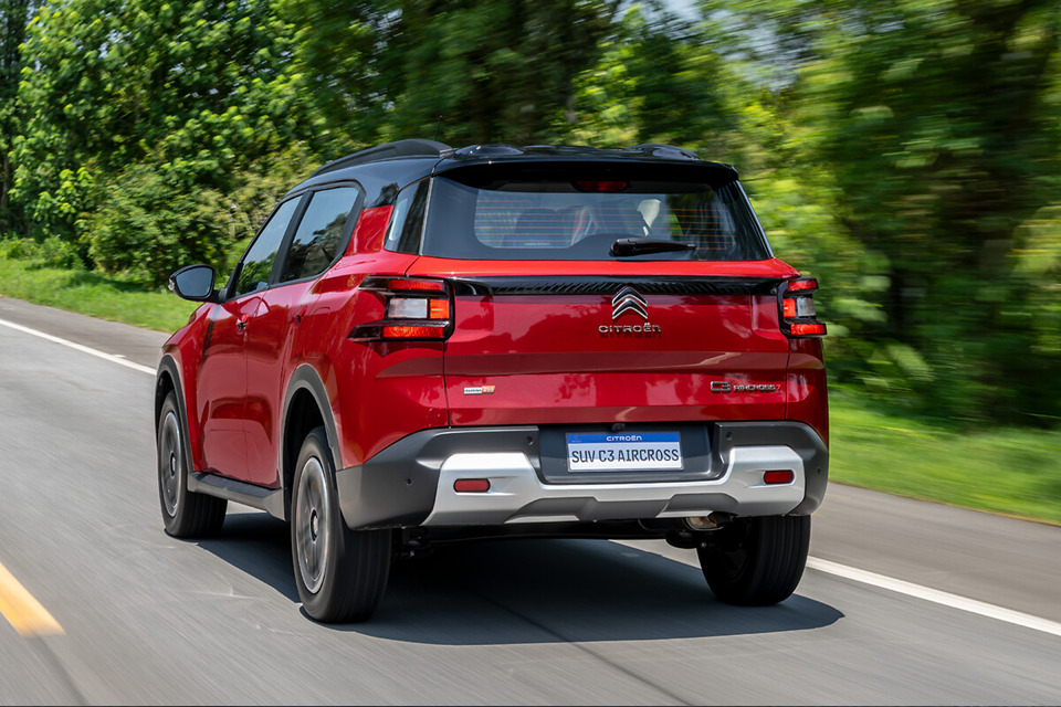 Traseira de um Citroën C3 vermelho, com lanternas amplas e design moderno em destaque.