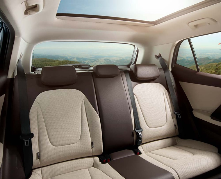 Bancos traseiros do Hyundai Creta seminovo, com bom espaço interno e acabamento confortável para passageiros.