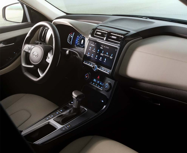 Painel interno do Hyundai Creta com central multimídia, volante multifuncional e acabamento moderno.