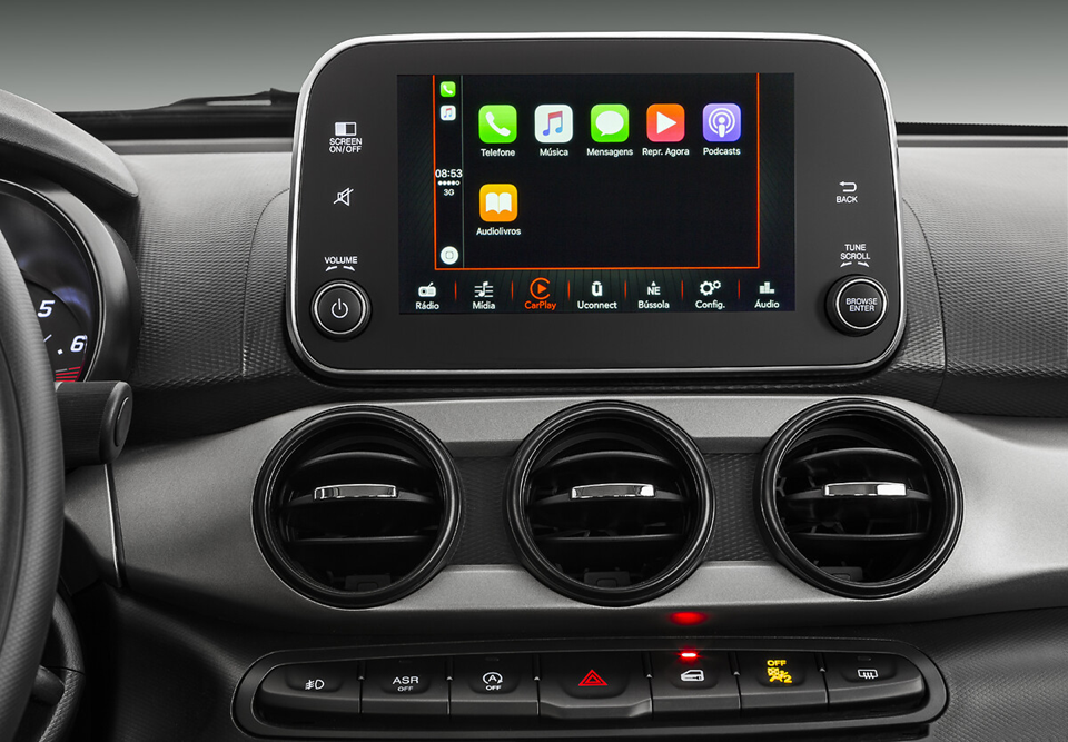 Detalhe da central multimídia do Fiat Cronos, exibindo tela em destaque com funções e conectividade.