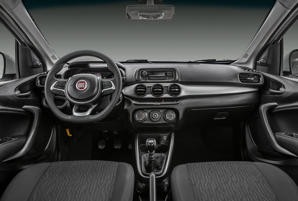 Interior do Fiat Cronos, mostrando painel, volante multifuncional e bancos dianteiros.