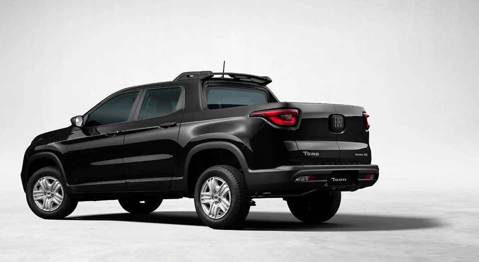 Fiat Toro Endurance preta vista de trás, destacando a caçamba funcional, lanternas horizontais e para-choque robusto.