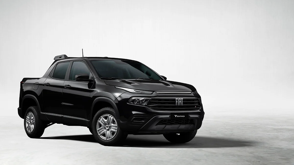 Fiat Toro Endurance preta vista de frente, com design simples, grade ampla e faróis halógenos.


