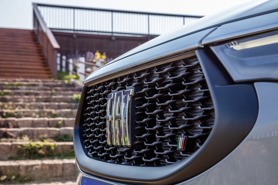 Detalhe frontal do Fiat Fastback, mostrando grade ampla e faróis com design moderno.