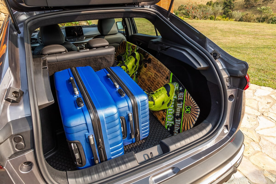 Porta-malas do Fiat Fastback aberto, mostrando amplo espaço interno de 600 litros para bagagens.