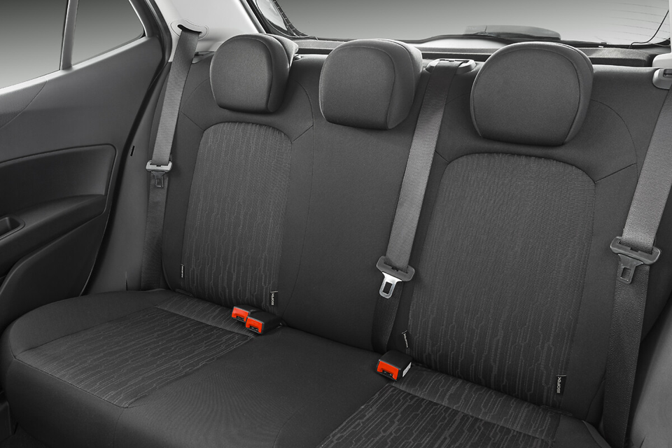 Bancos do Fiat Argo vistos pelo interior, com destaque para o revestimento e acabamento dos assentos dianteiros e traseiros








