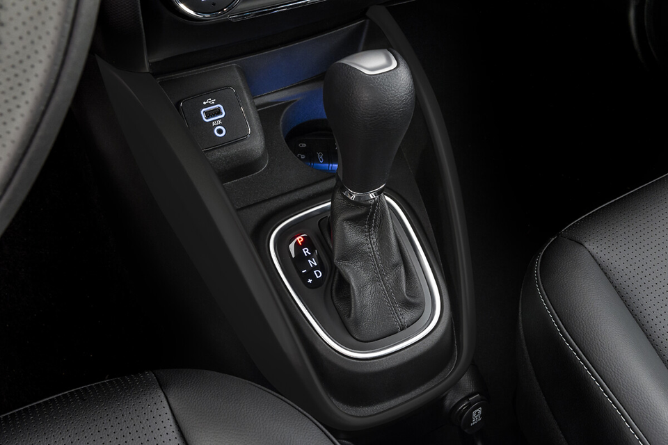Câmbio do Fiat Argo em foco, com destaque para a alavanca de marchas e detalhes do console central