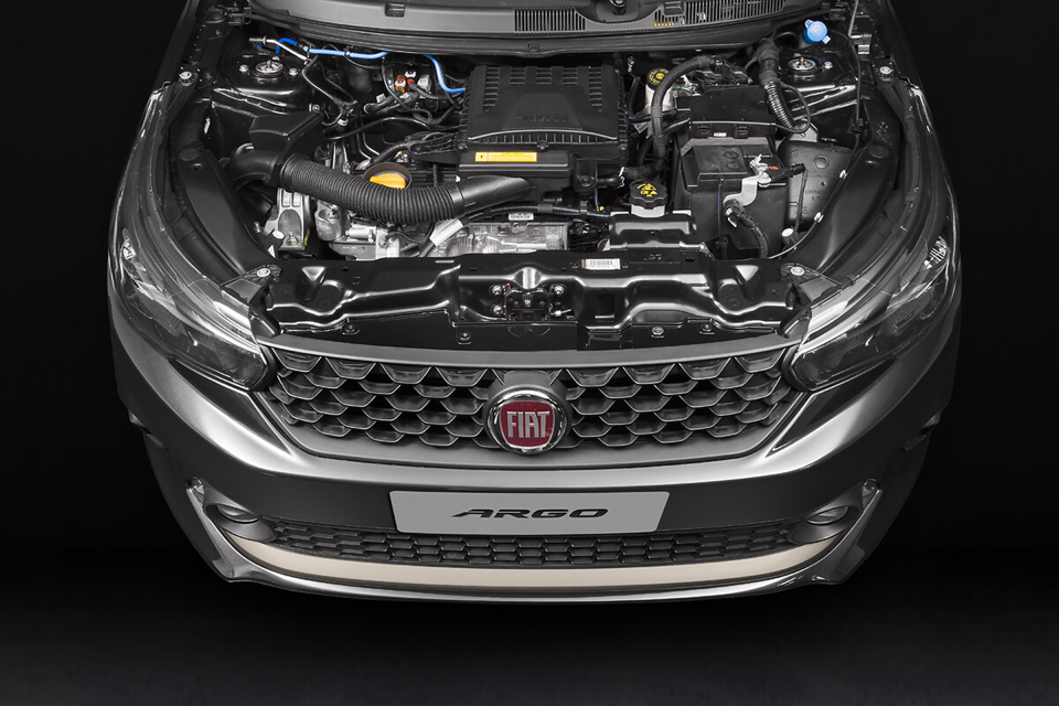 Motor do Fiat Argo visto de cima, com destaque para os componentes e acabamento do compartimento do motor